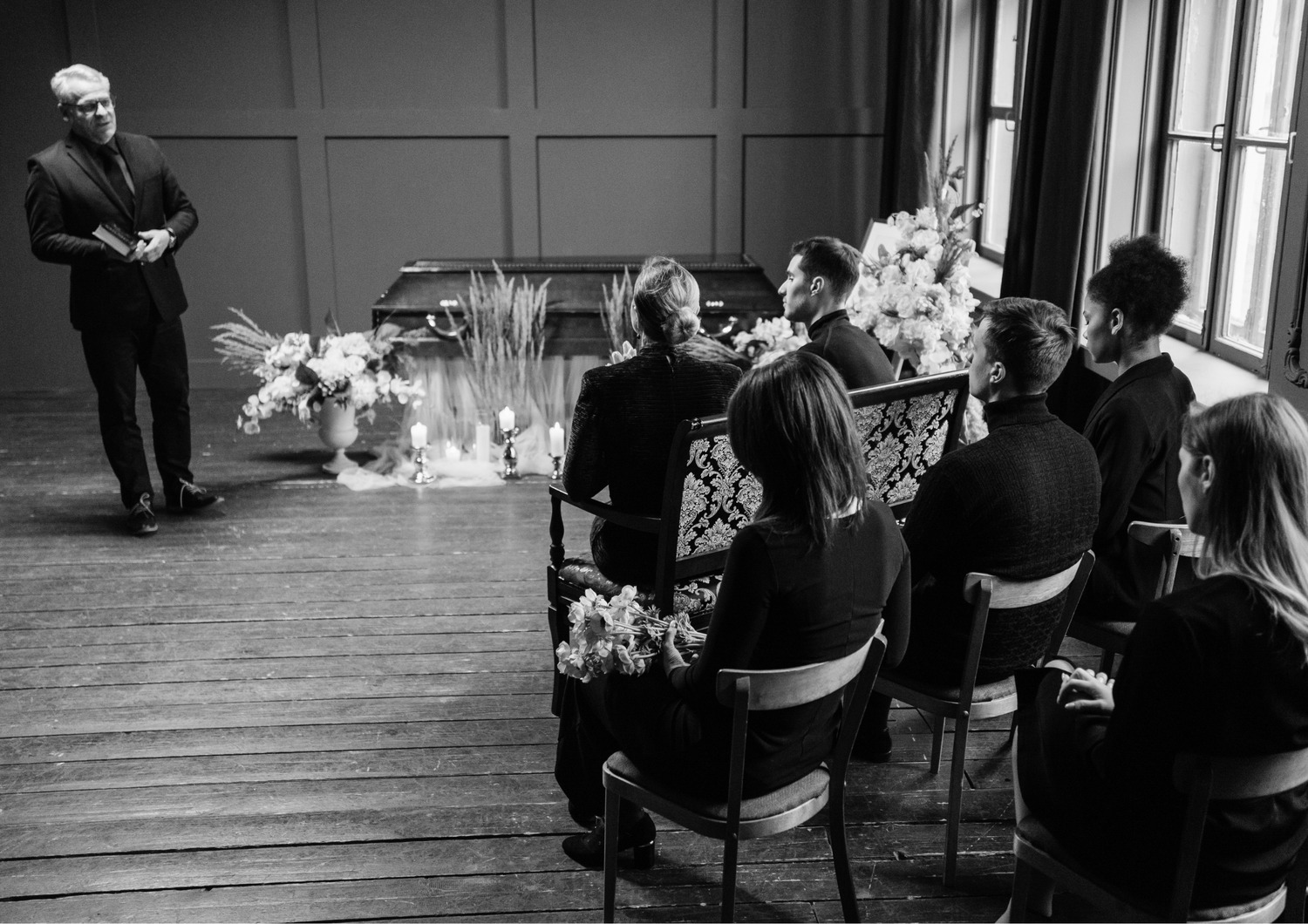 What Does a Funeral Celebrant Do? A Modern 2025 Guide to Meaningful, Personal Farewells